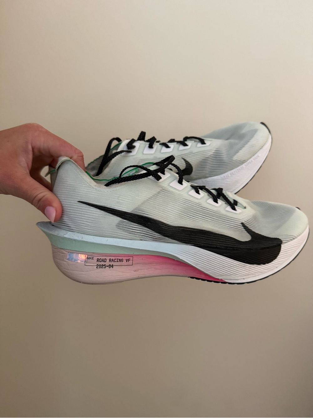 Nike Women’s Vaporfly 4 - Picture 1 of 3